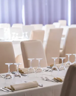 Restaurant avec grande salle pour repas de fete pernes les fontaines 84