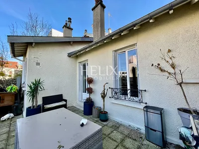 Le Vésinet Centre appartement avec une terrasse possible 2 chambres possible d'en faire 4.