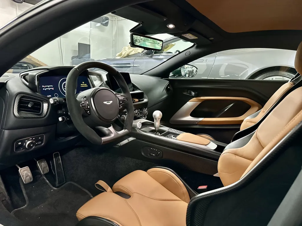 Traitement céramique Lyon protection carosserie Aston Martin Valour 