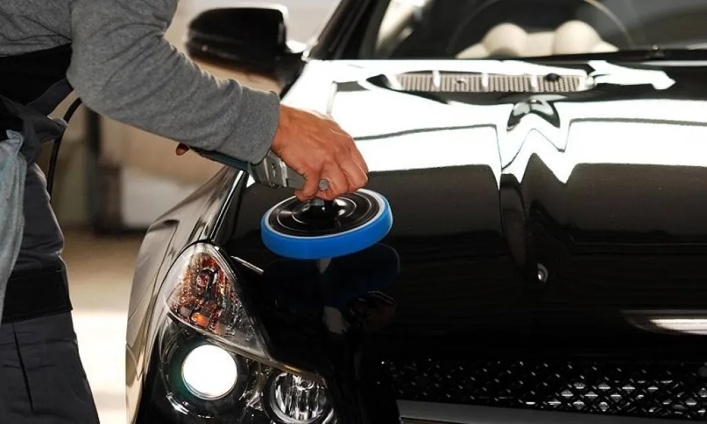 polissage auto d'un véhicule avec une polisseuse roto orbitale