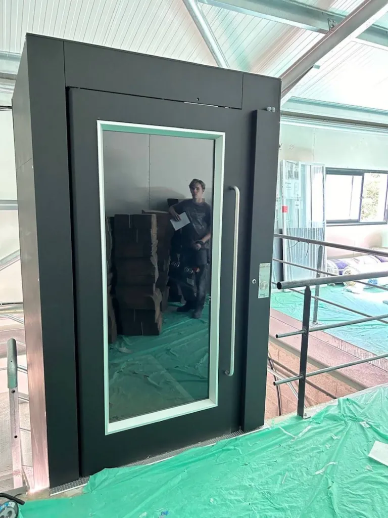 L'accès à l'étage donnera du confort aux collaborateurs avec cet élévateur NAMILIFT vertical de 400 kgs de charge utile dans un entrepôt près de Marseille