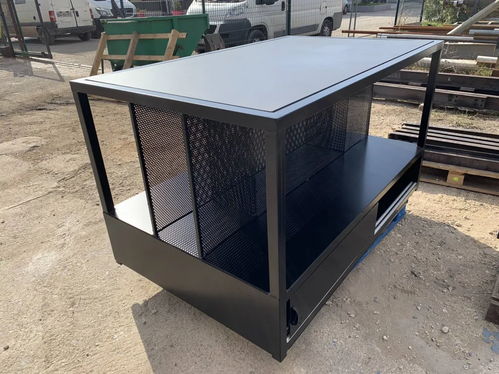 FABRICATION SUR MESURE TABLE METALLIQUE PRESENTOIR  POUR AGENCEMENT COMMERCE MAGASIN PLAN DE CAMPAGNE
