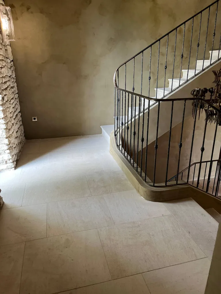 Escalier et dallage en Pierre Magny le Louvre aux Baux de Provence