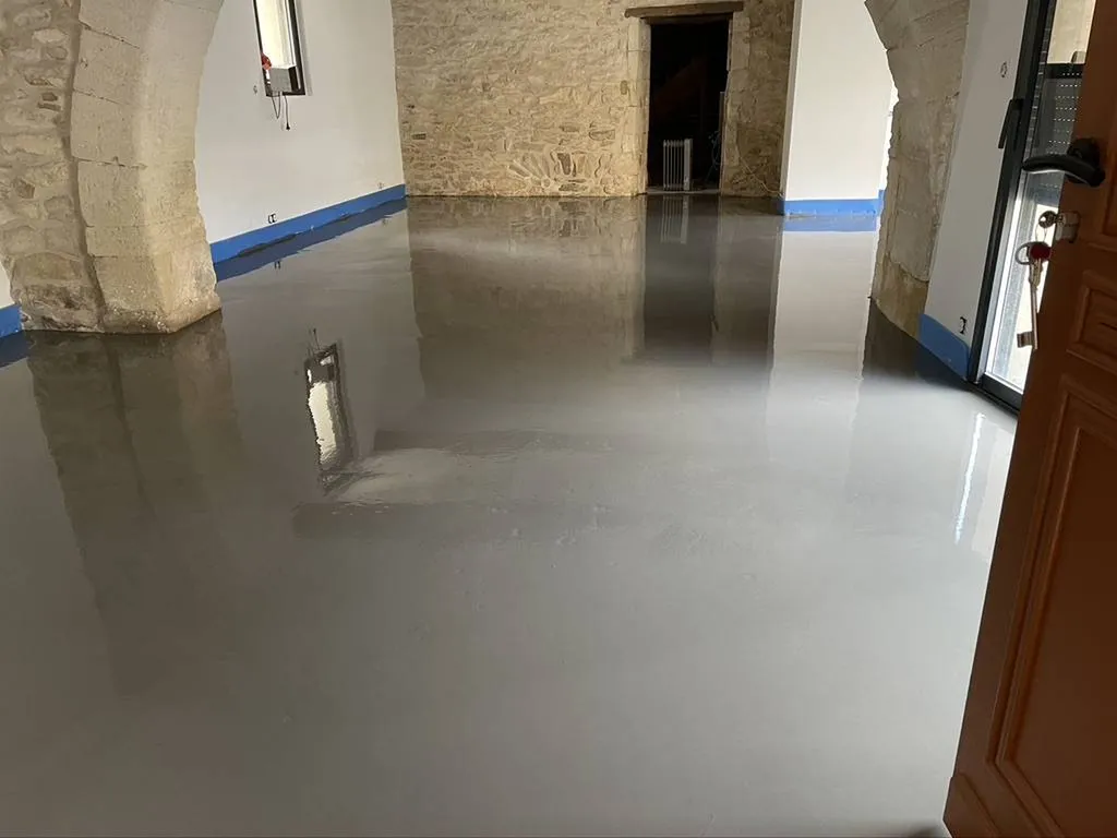 Artisan de confiance pour faire un sol de maison en béton ciré à La Ciotat dans les Bouches du Rhône 13