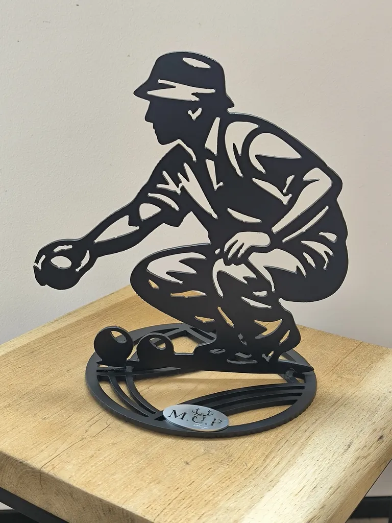Décoration métal pétanque – Silhouette joueur de pétanque en acier – Création artisanale à Villeneuve-de-Rivière (31, Occitanie) – Décor intérieur & extérieur – Livraison partout en France