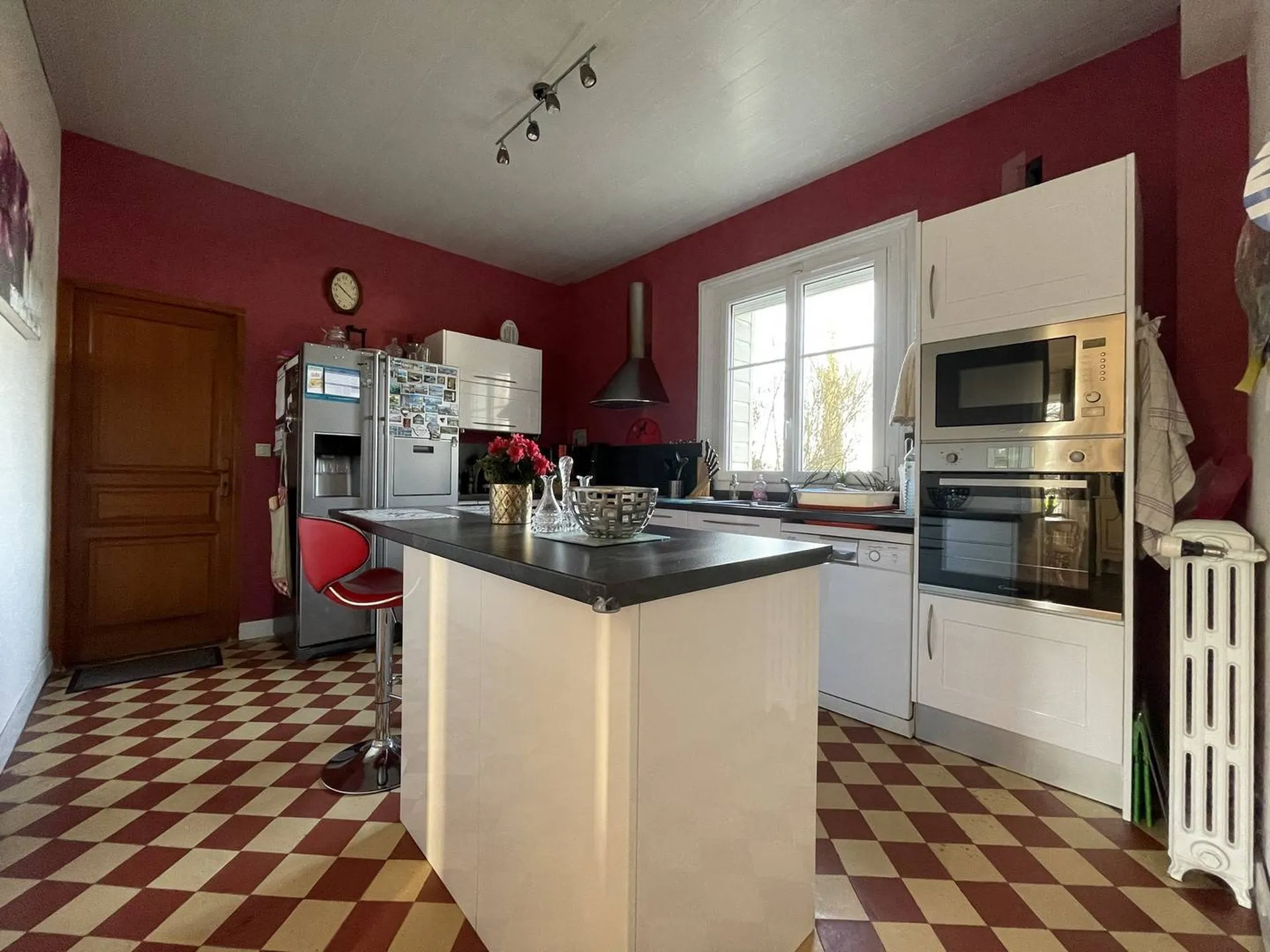 **Maison à vendre** : Premier étage avec trois chambres dressing, balcon, salle de bain et WC indépendant.