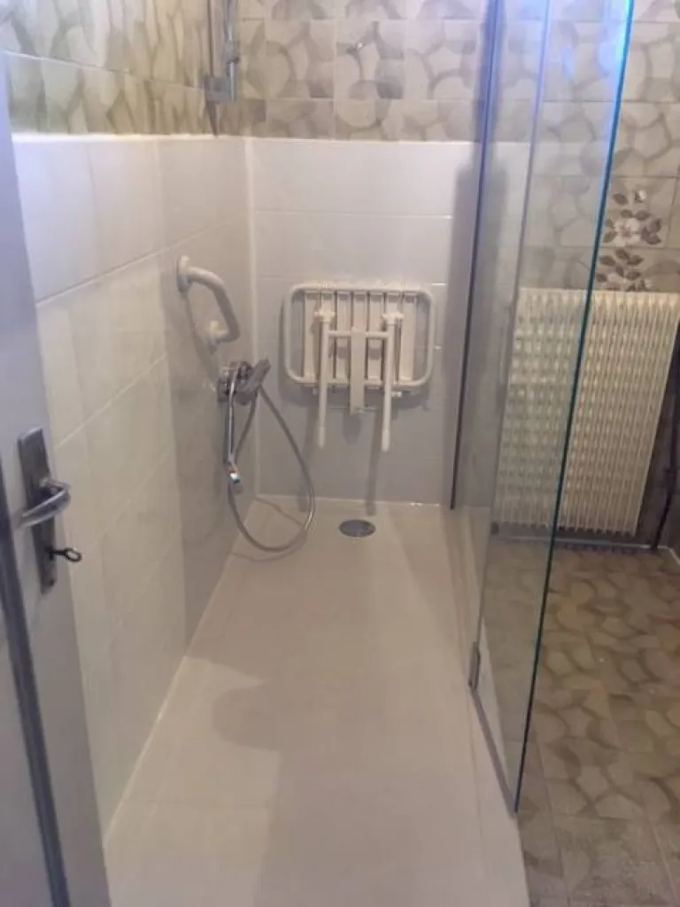 Remplacement baignoire par douche sénior sécurisée à Fontainebleau (77)