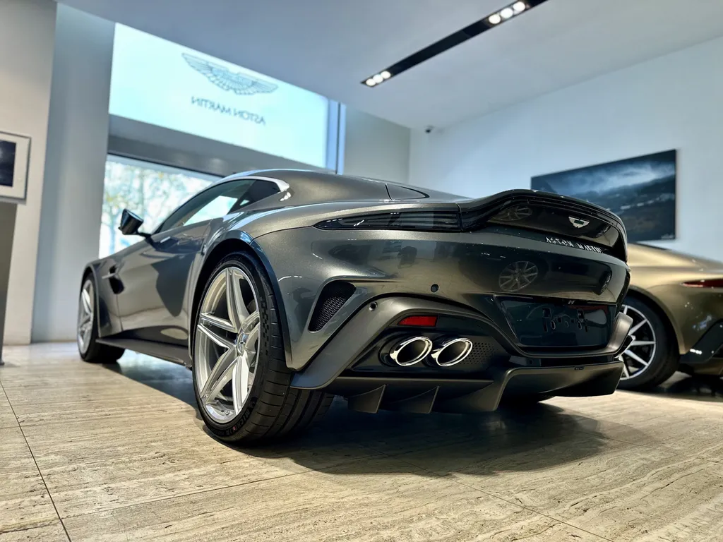 Traitement céramique Aston Martin Vantage DETAILING spécialiste voiture de sport sur Mornant 