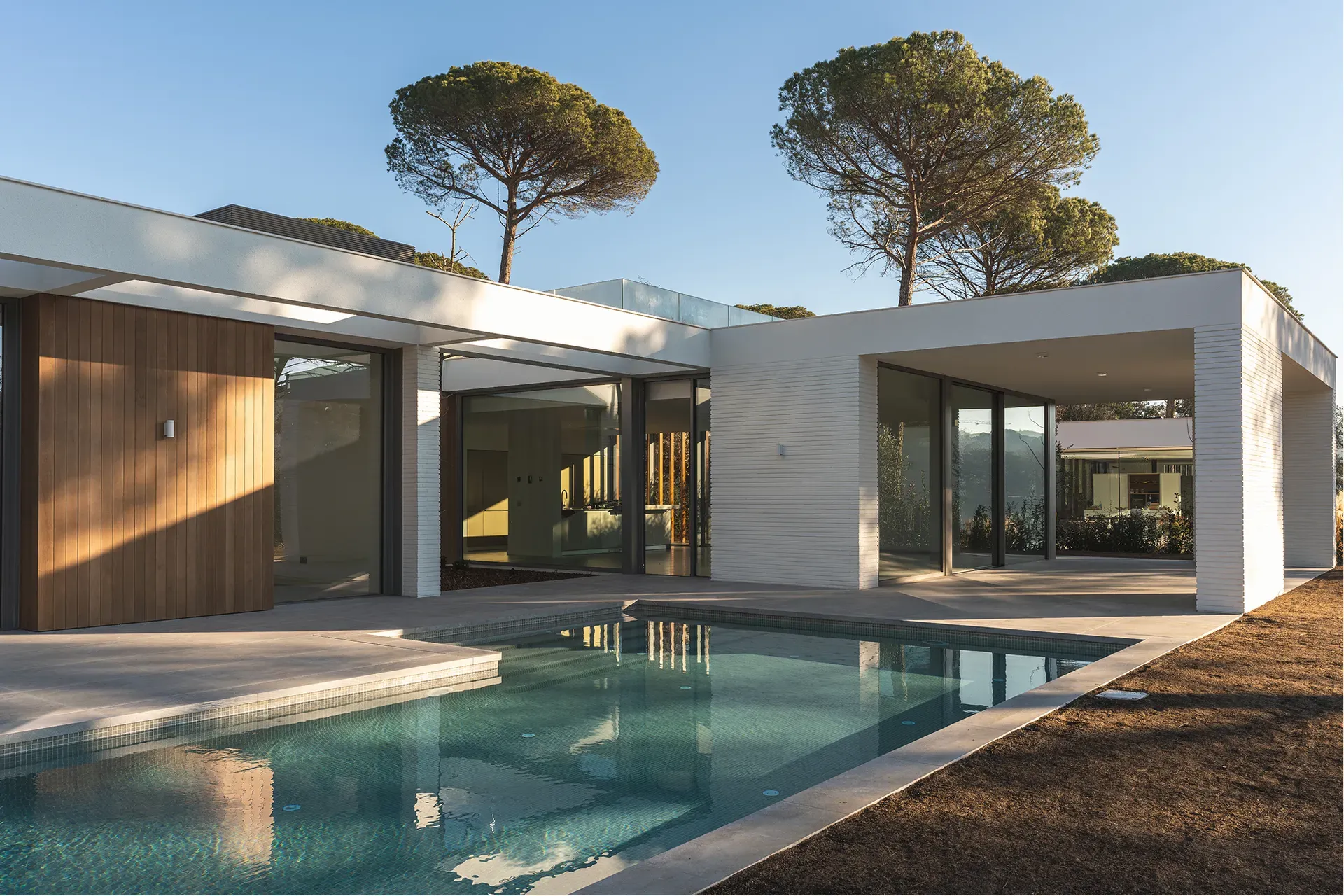 Baie vitrée grand format sur mesure en aluminium pour villa contemporaine à Saint Rémy de Provence