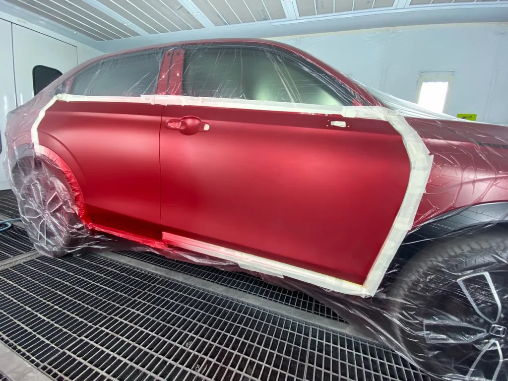 Choc latéral droit sur cet Honda HRV e-HEV réparé dans notre atelier Platinum Carrosserie à Carnoux 