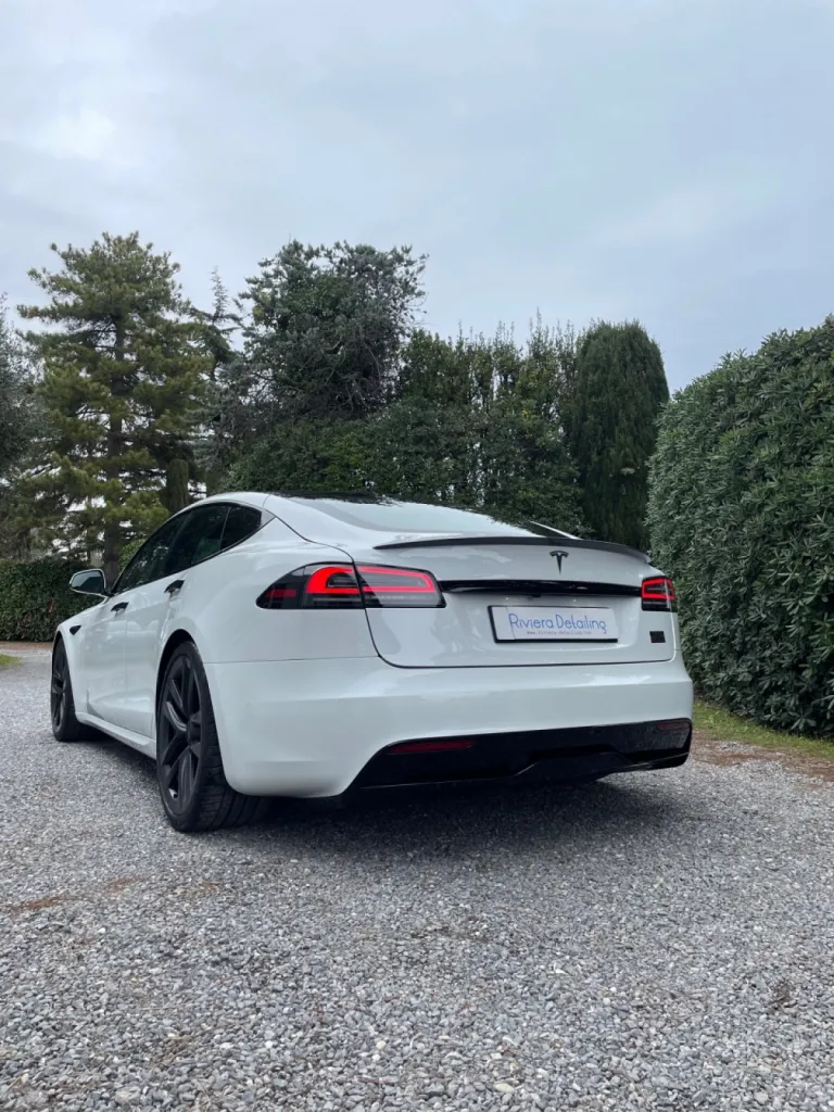 Pose d’un film de protection PPF XPEL sur la nouvelle Tesla S Plaid à Antibes près de Cannes sur la Côte d’Azur.