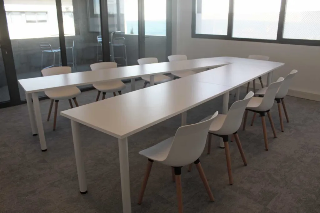 Aménagement de 500 m² à Aix-en-Provence pour 57 postes avec mobilier CIMIC, solutions acoustiques, salles de réunion et espace détente pour les Laboratoires Naos / Bioderma