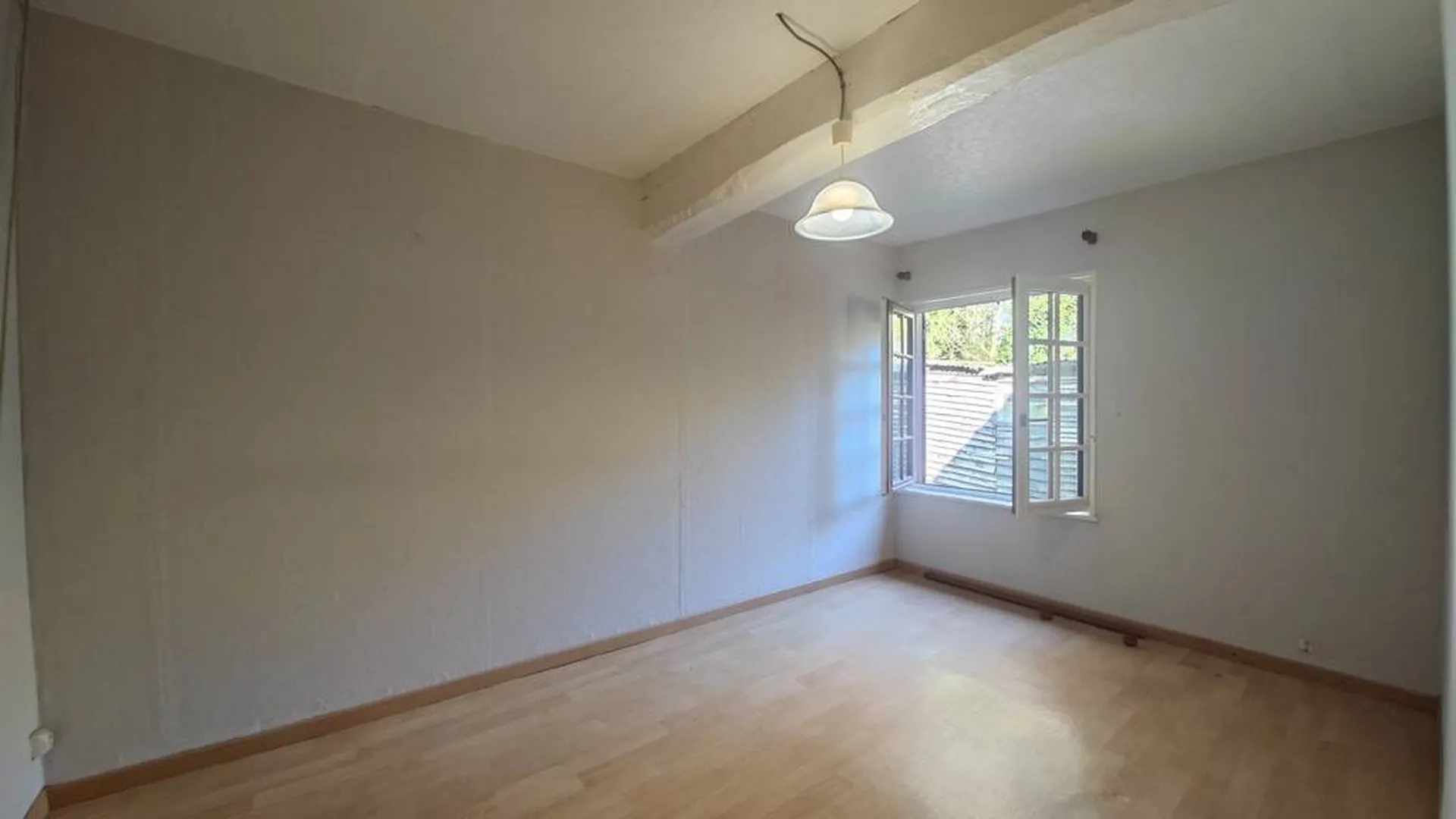 VENDU charmante longère de 95 m² bâtie sur un terrain de 1068 m² paysagés et clos situé à 10 minutes de plages