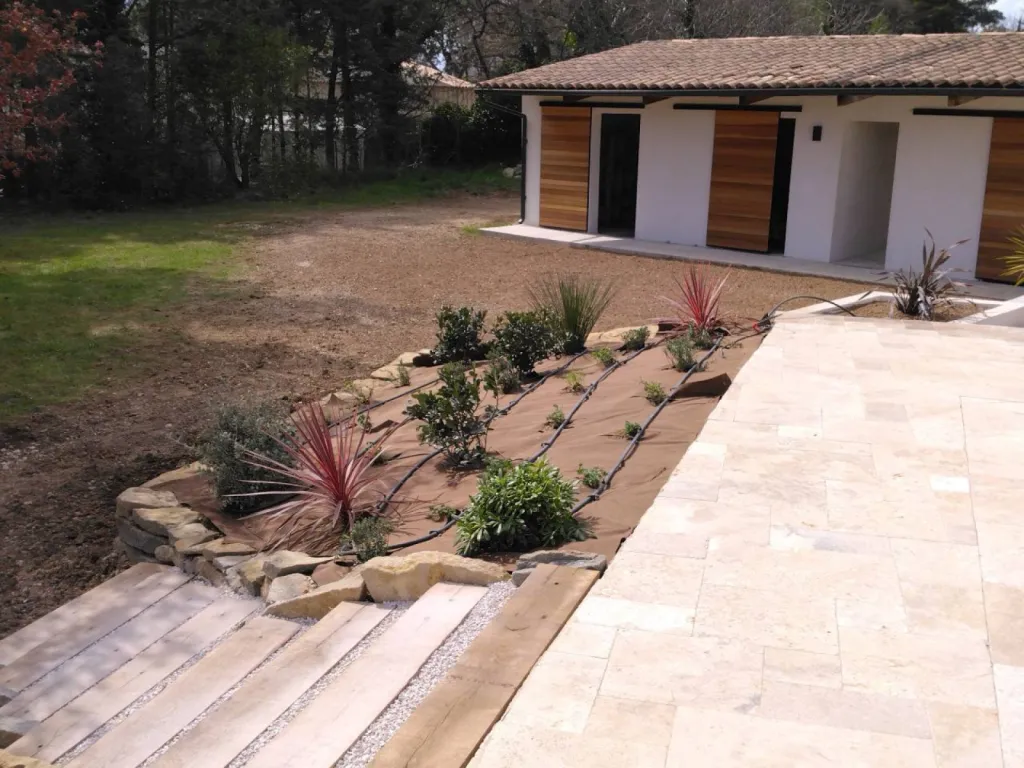 Paysagiste pour aménagement paysager pour une villa contemporaine avec piscine à Saint Cannat