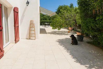 Rénovation extérieure à Auriol avec confortement, dallage, escalier et aménagement paysager. AGENCE MRC, architecte paysagiste DPLG en Provence.
