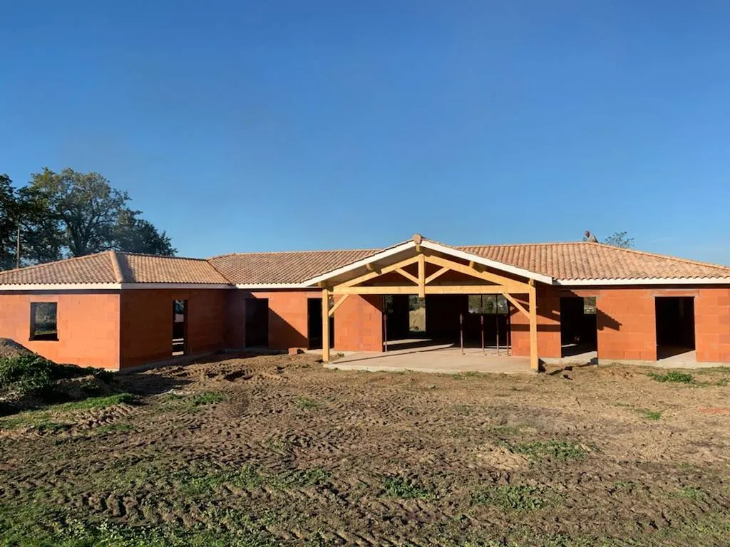 Pose d'une charpente avec couverture sur une construction de maison neuve à Ambarès-et-Lagrave dans la région de Bordeaux.