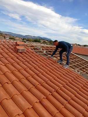Pose d’une toiture romane avec écran sous toiture et remplacement des liteaux à Brignoles