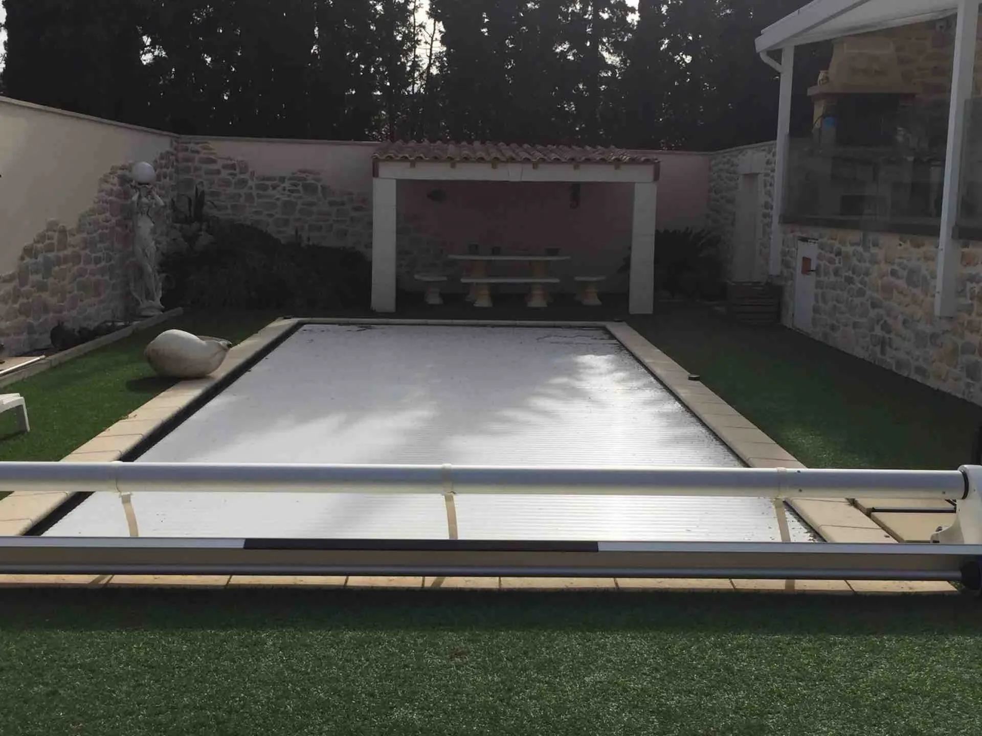 Tour de piscine en cascades de pierres technique bi-couche à Gigean dans l'Hérault