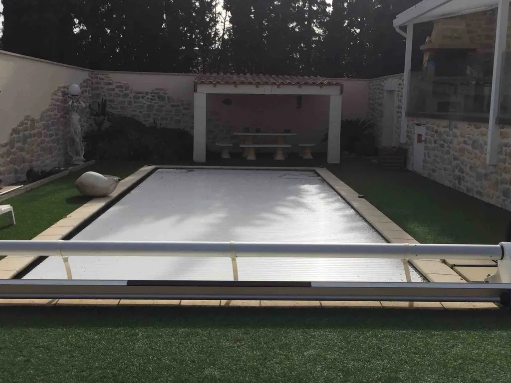 Tour de piscine en cascades de pierres technique bi-couche à Gigean dans l'Hérault