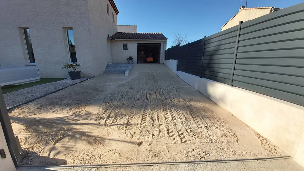 Réfection d'une entrée de villa en enrobé de bitume noir à Saint-Zacharie dans le Var