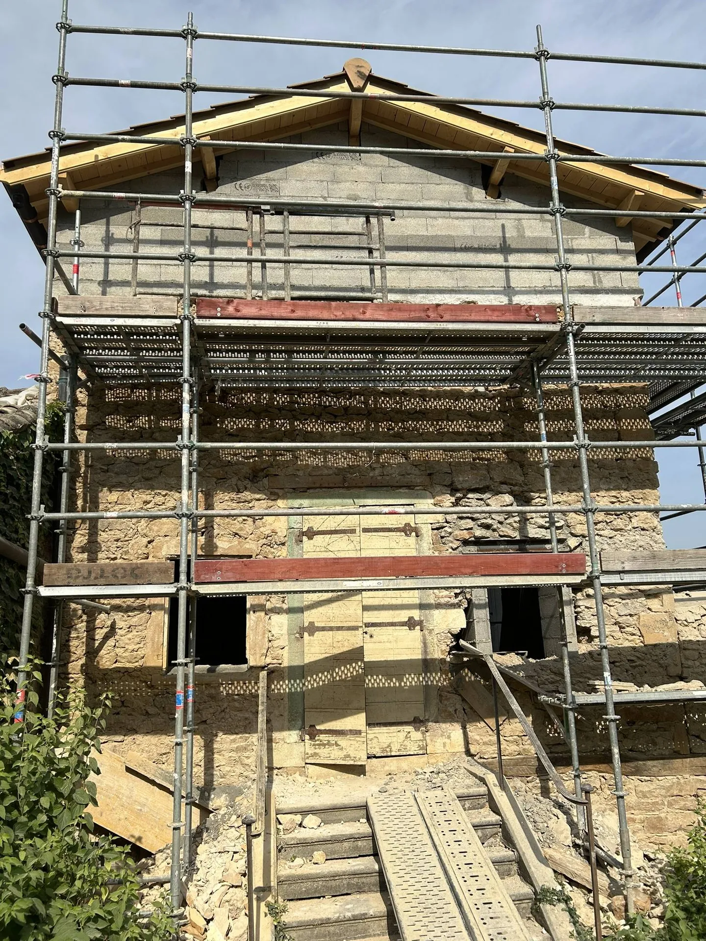 Surélévation complète d’une maison en pierre fortifiée avec reprise structurelle à Villefranche-sur-Saône