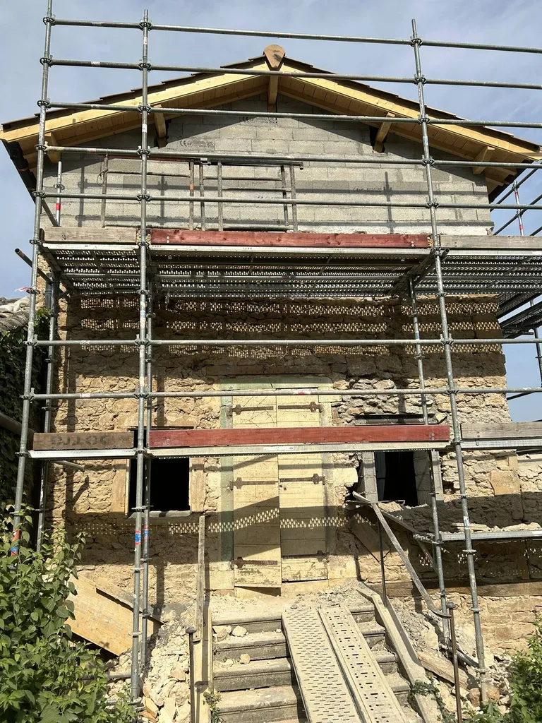Surélévation complète d’une maison en pierre fortifiée avec reprise structurelle à Villefranche-sur-Saône