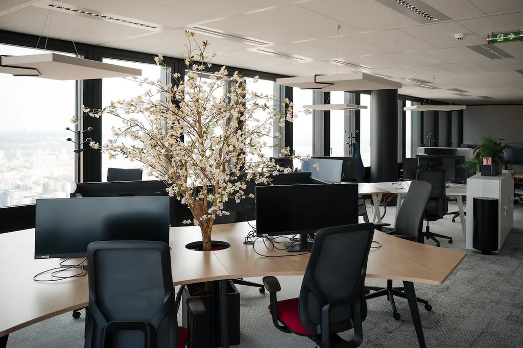 Arbre artificiel et semi-naturel – design végétal réaliste sans entretien à Toulon, Région PACA pour bureaux, accueil et espaces professionnels végétalisés