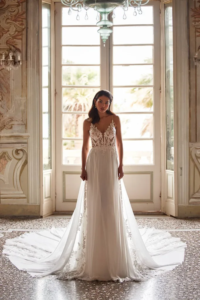 Robe de mariée bohème avec fines bretelles à Marseille près d'Aix en Provence