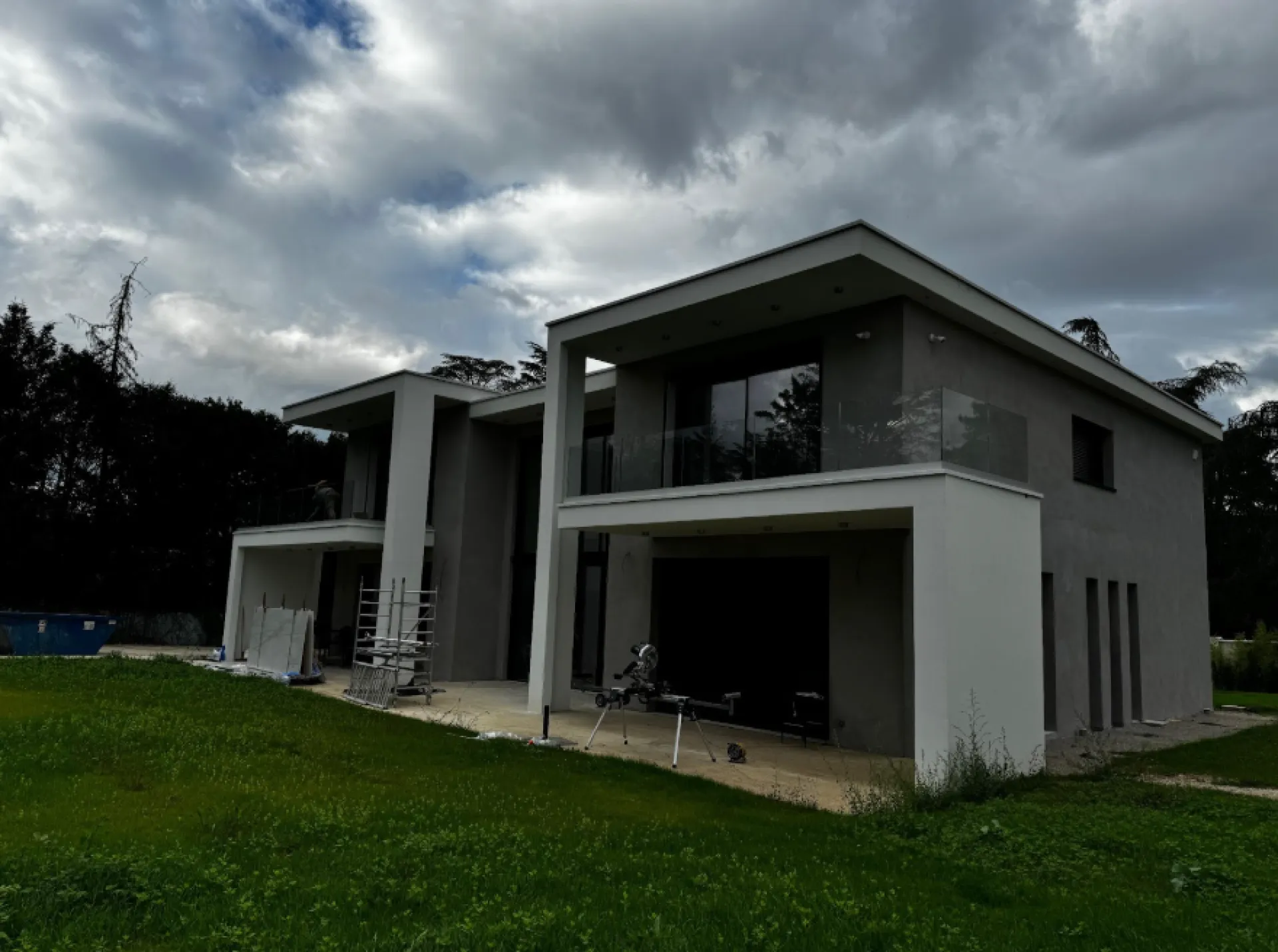 Fourniture et pose de garde corps en verre d'escalier et sécurisation mezzanine à Charbonnières dans l'Ouest Lyonnais