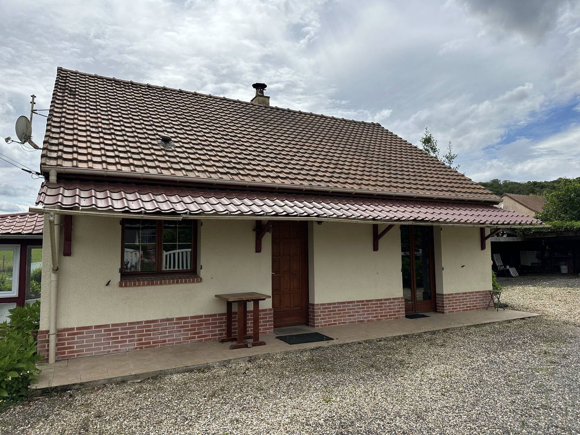 À vendre : Maison de plain-pied de 68 m² aux portes de Lyons-la-Forêt, avec véranda de 41 m² et terrain de 1000 m². Travaux de rafraîchissement à prévoir.