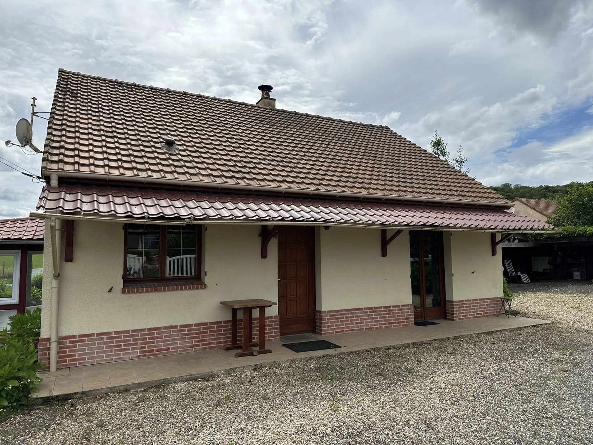 À vendre : Maison de plain-pied de 68 m² aux portes de Lyons-la-Forêt, avec véranda de 41 m² et terrain de 1000 m². Travaux de rafraîchissement à prévoir.