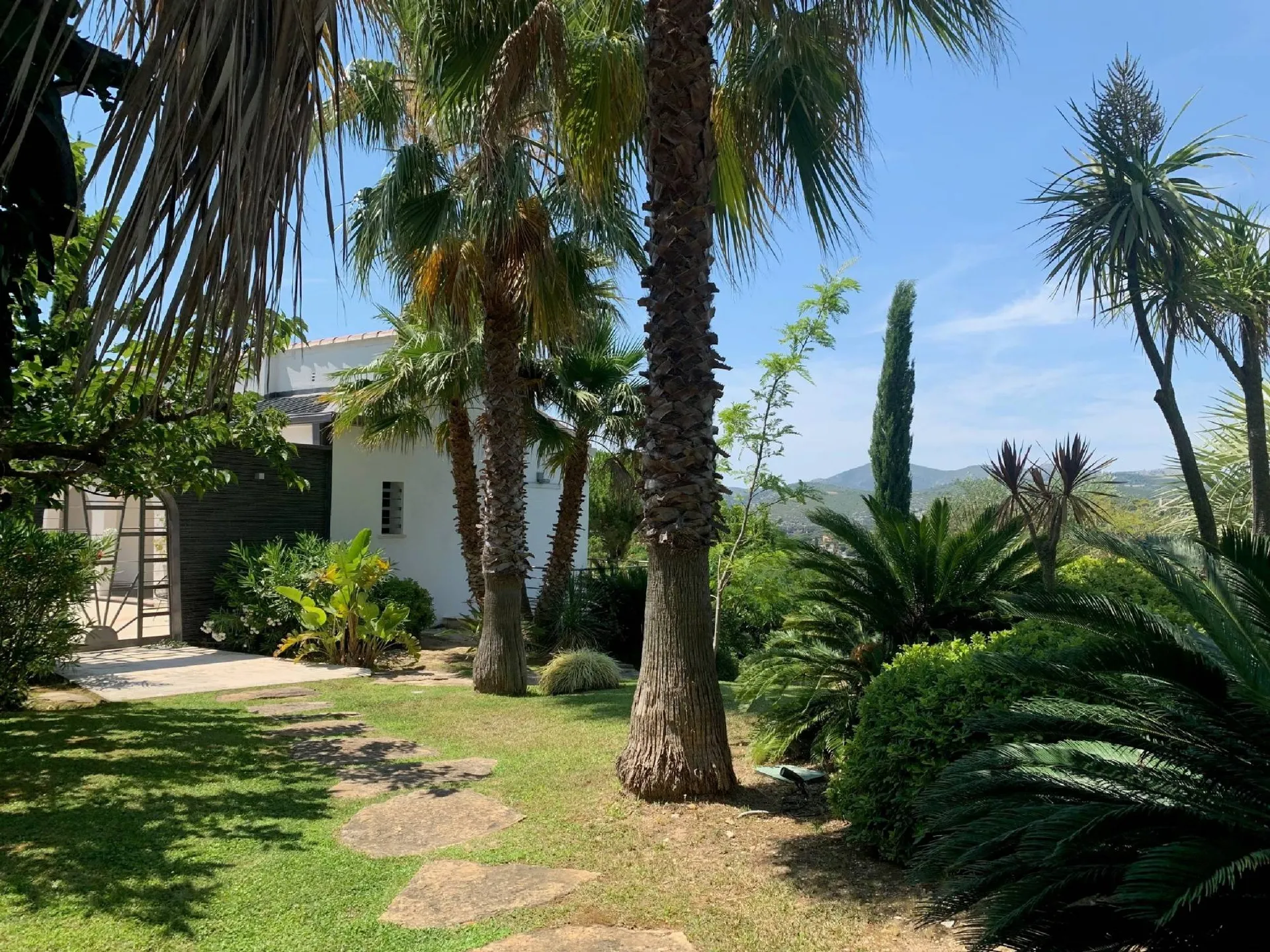 Cassis en position dominante, prestations luxe pour cette maison d'architecte bénéficiant d'une très belle vue sur la baie