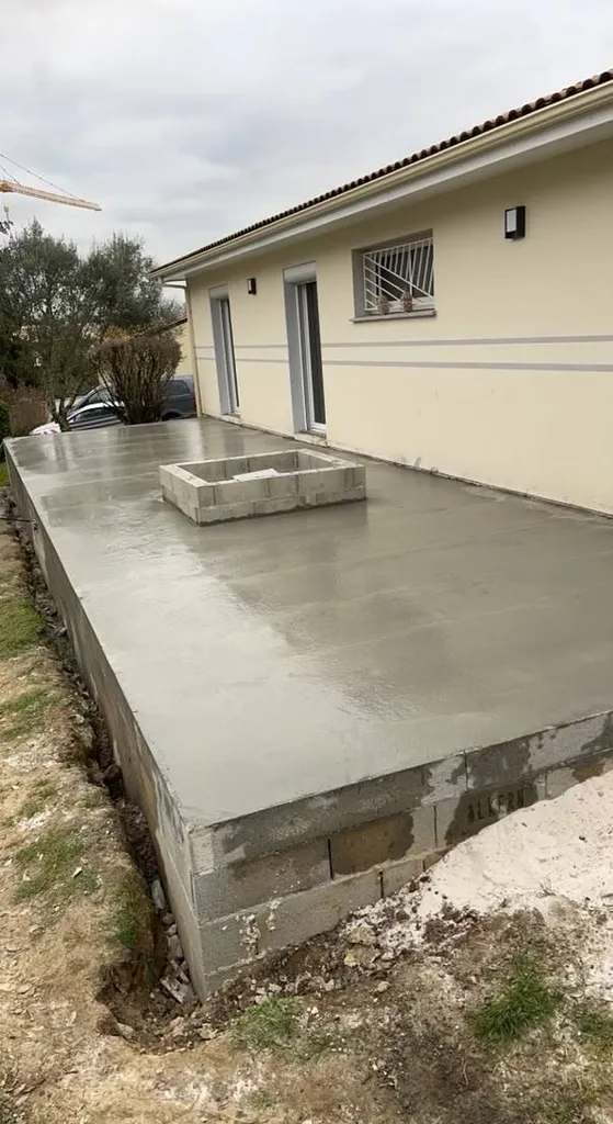 travaux de terrassement avec création d'une terrasse béton sur CADAUJAC 