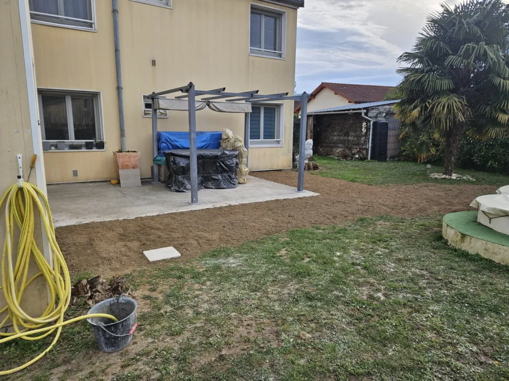 Réalisation d'une terrasse chez un particulier à Lagnieu dans l'Ain avec démolition de l'ancienne dalle, ragréage et pose de carrelage