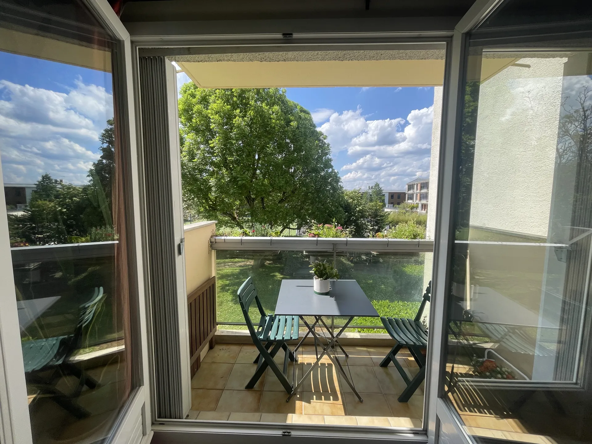 balcon plein sur appartement 3 chambres avec box à vendre à Croissy par Helix immobilier le Vésinet