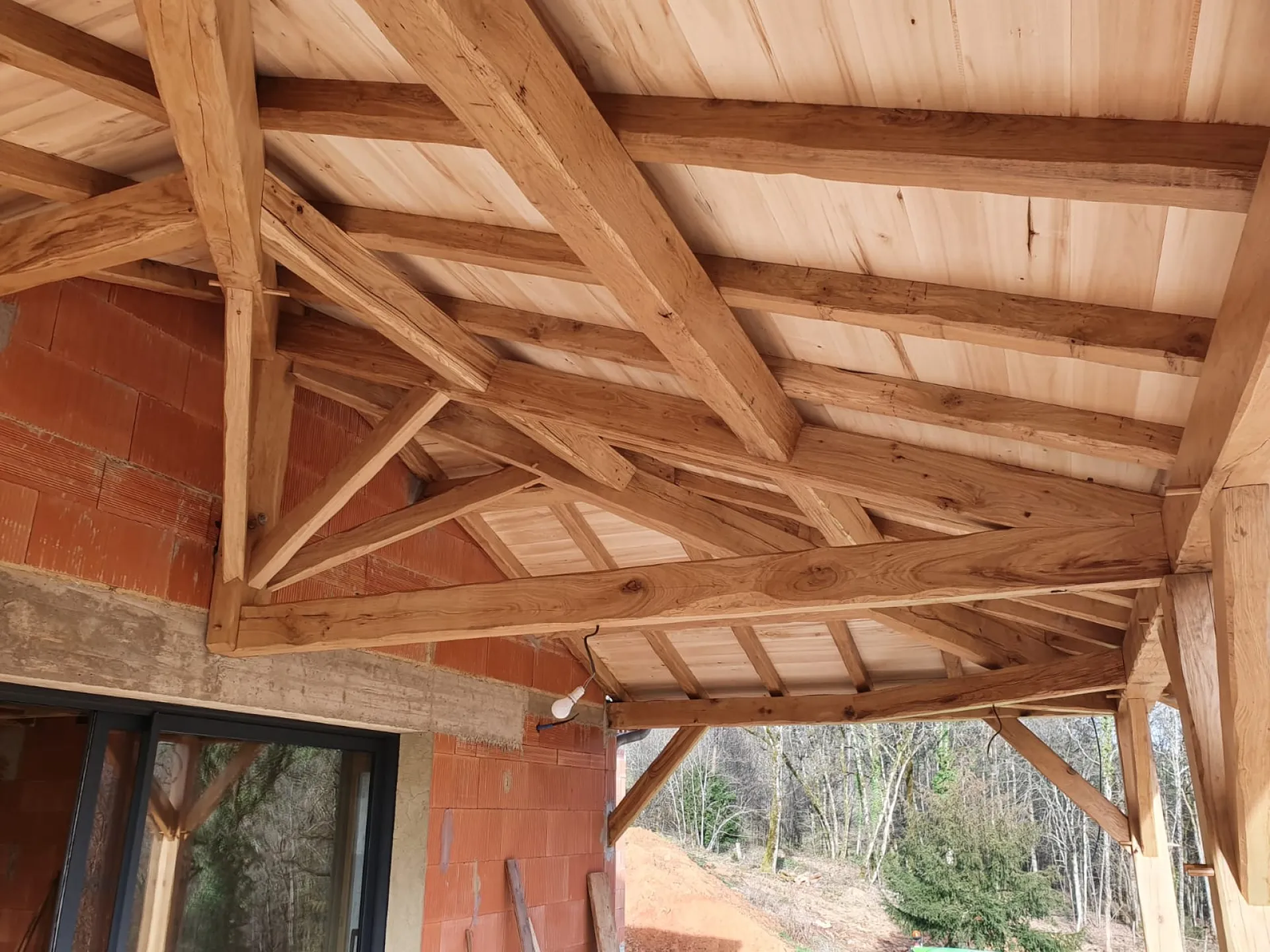 Création d'une charpente traditionnelle pour la couverture d'une terrasse en chêne vieilli à Gaillac 81600