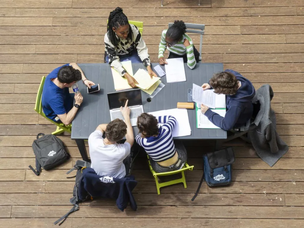 reportage photographique pour école d'enseignement supérieur étudiants studieux autour d'une table