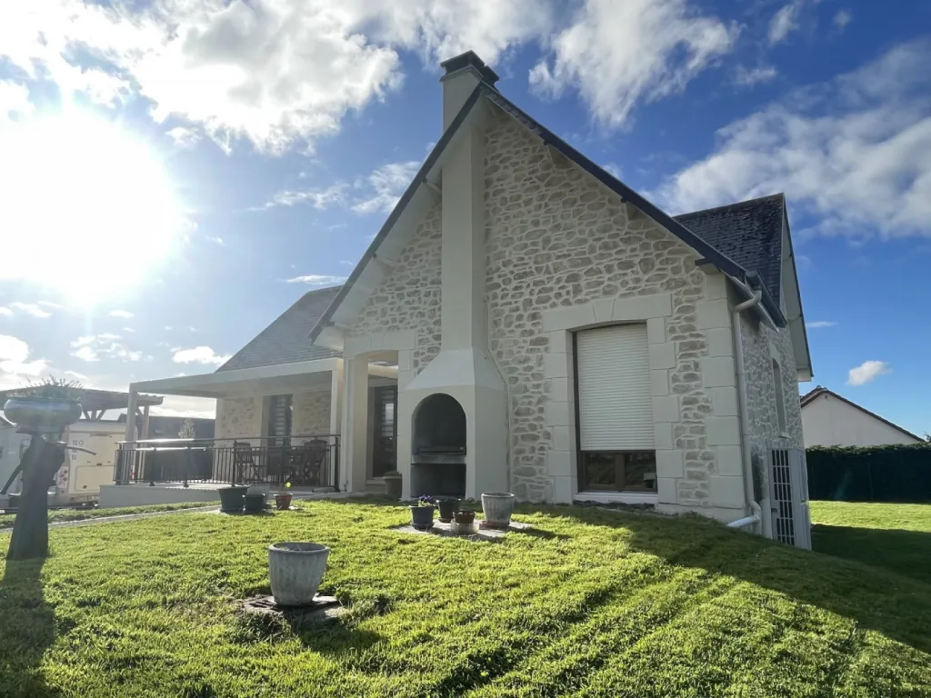 Ravalement enduit projeté à la chaux aérienne à la machine Le Havre 76. finition aspect pierre