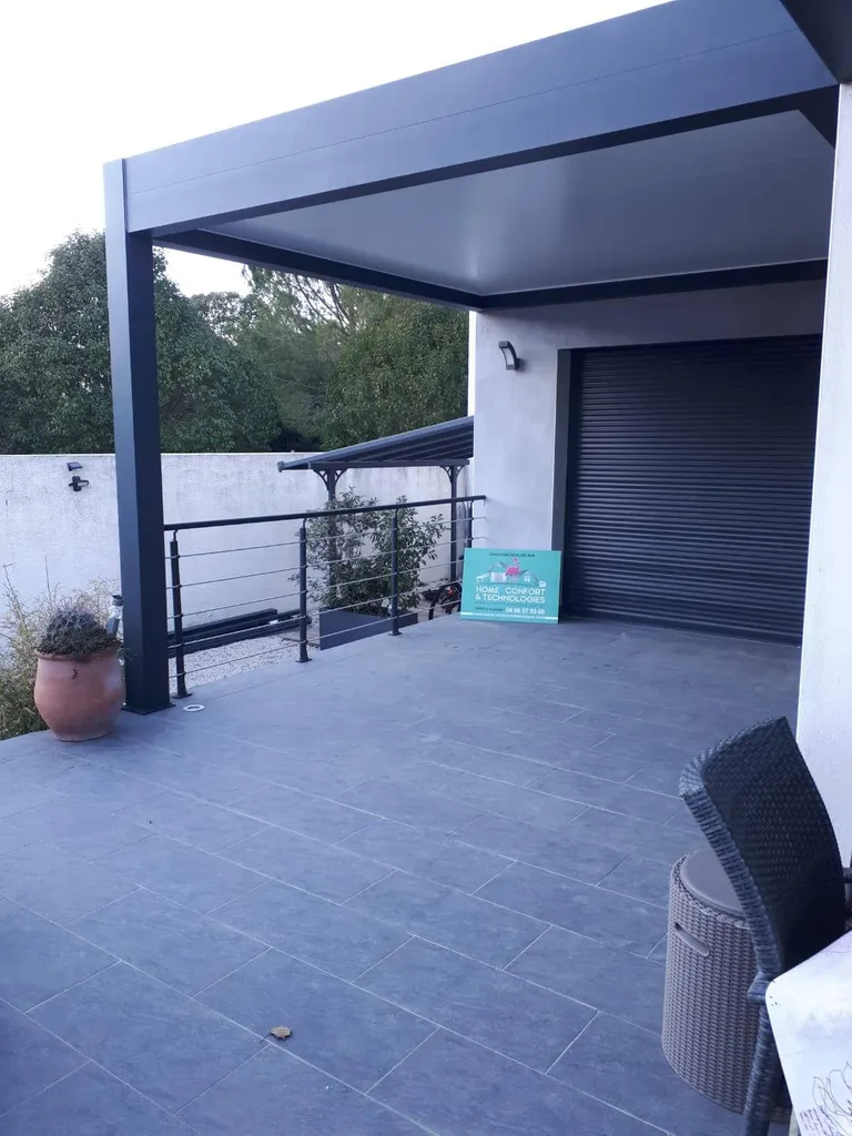 Pergola anthracite à Junas proche de Calvisson entre Nîmes et Montpellier