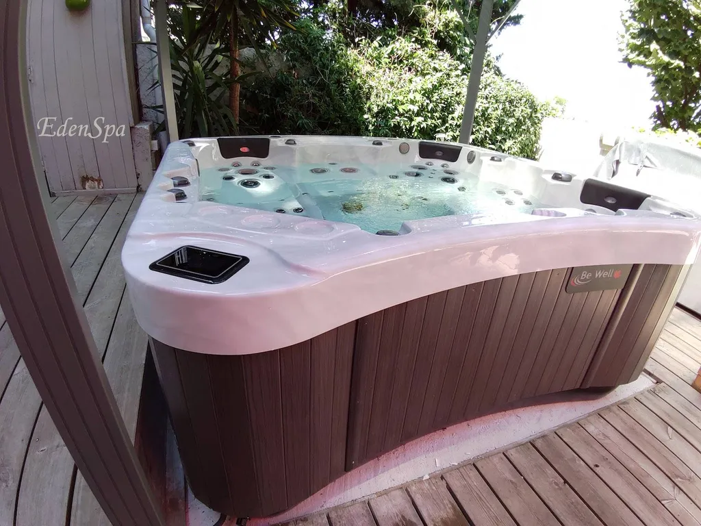 jacuzzi spa encastre terrasse en bois marseillea