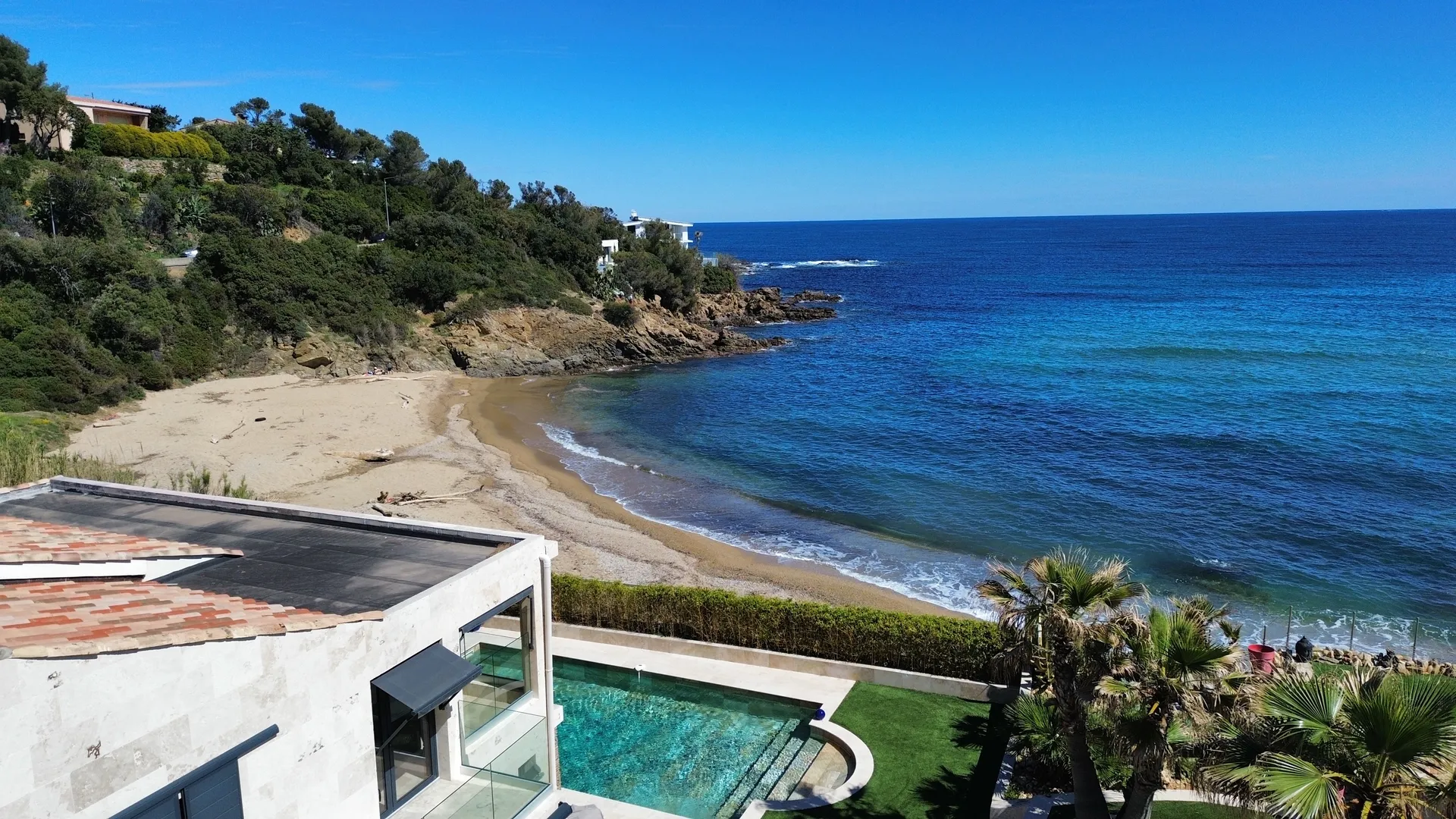 Magnifique villa en bord de mer – Située directement sur la plage, à Saint-Aygulf
