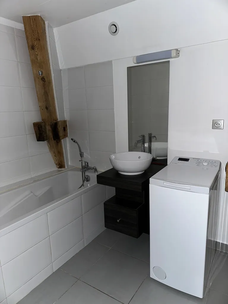 T3 duplex de caractère avec poutres apparentes aux portes de Lyon