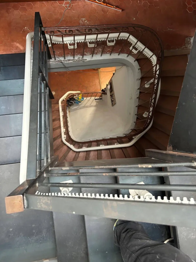 17 mètres de rail déployés dans cet escalier intérieur en colimaçon à Marseille, le fauteuil monte-escalier OTOLIFT s'adapte à toutes les configurations