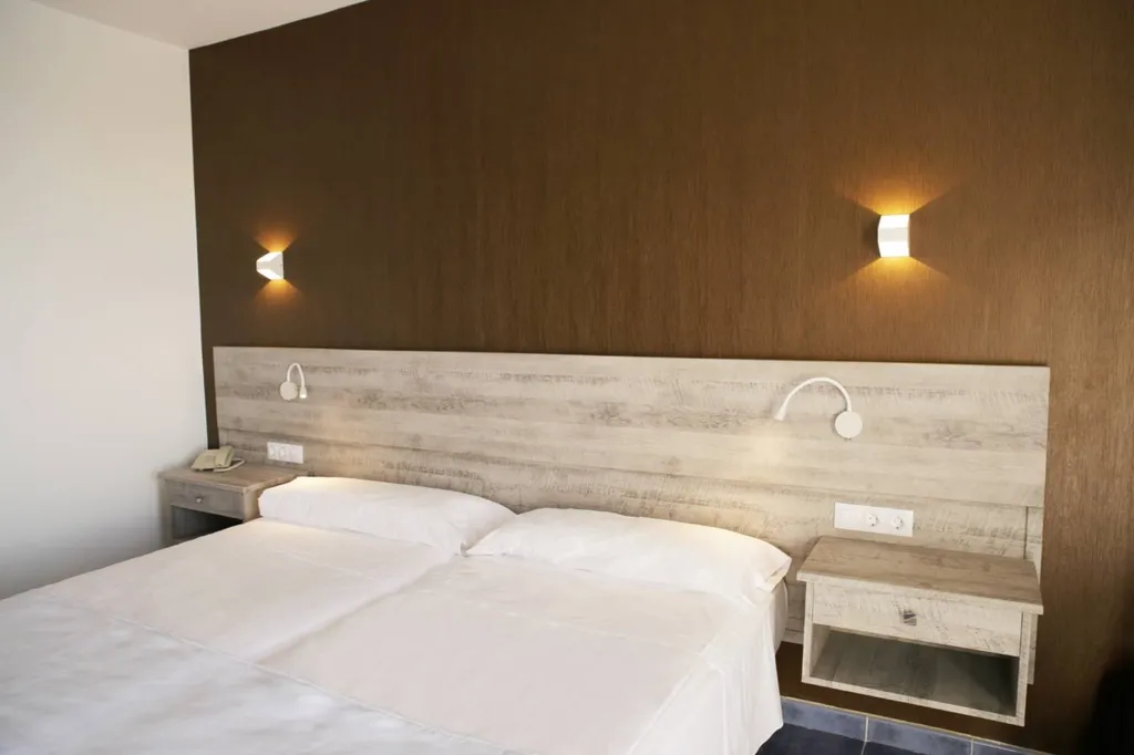 Relooking total grâce au covering intérieur pour professionnel d'une chambre d'hôtel avec des adhésifs haute qualité effets bois et papiers peints panoramiques à Marseille 13 dans les Bouches du Rhône