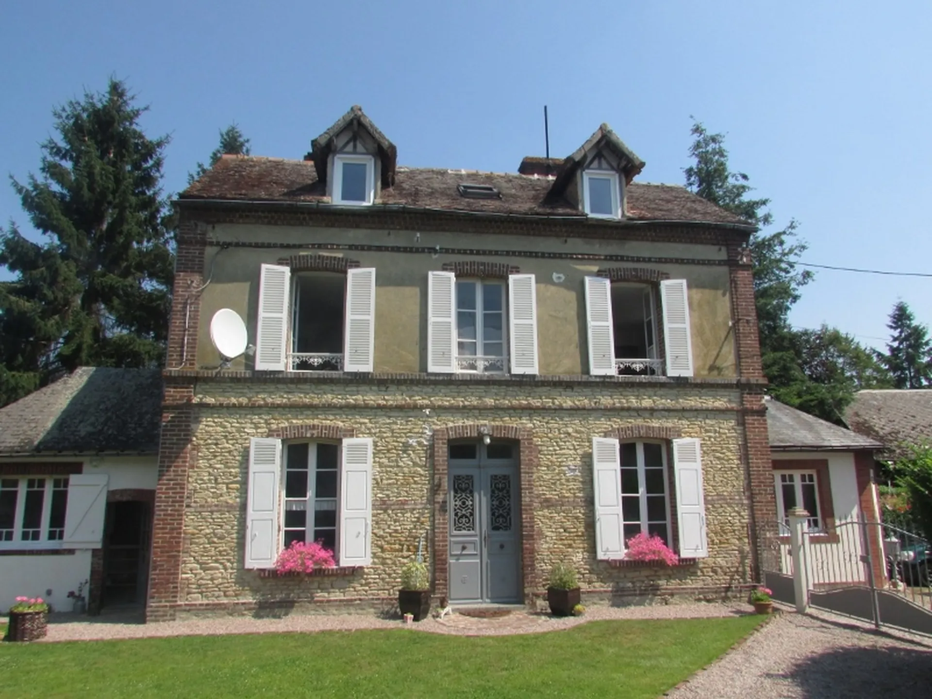 MAISON A VENDRE DANS VILLAGE AVEC COMMERCES, PROCHE LISIEUX, PAYS D'AUGE