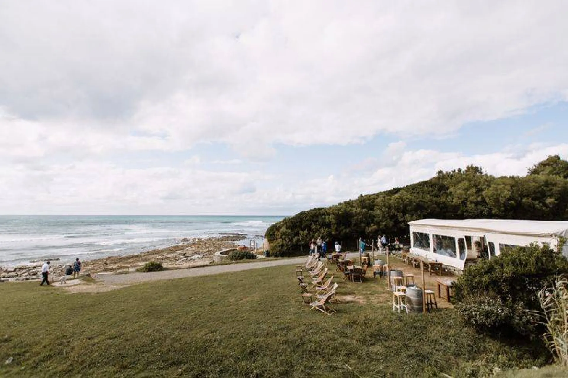 Organisation de mariage avec cérémonie laïque à Biarritz dans une villa avec piscine et un accès à la plage