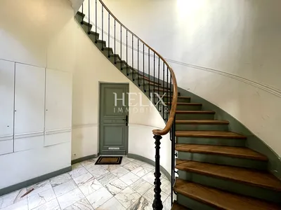 Un ensemble en pleine propriété d'appartement et de maison dans un  hôtel particulier en pierre de taille réhabilité en 2006 avec des éléments architecturaux existants remarquables. 