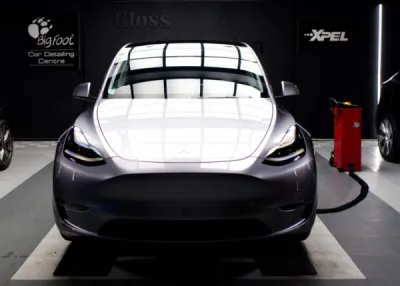 Des rayons du soleil aux routes cahoteuses, cette Tesla Model Y équipée de XPEL résiste à tous les défis, offrant une protection inégalée dans un écrin de beauté automobile.