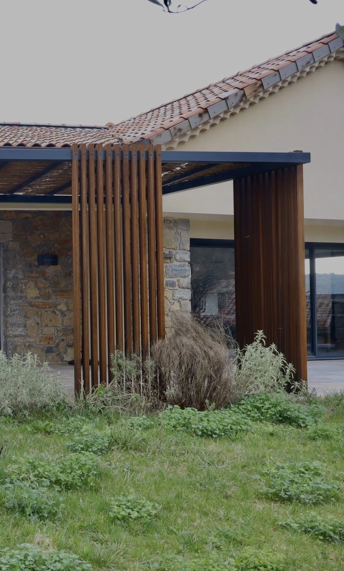 Pergola en fer effet rouille pour terrasse contemporaine réalisée par Willy Menuiserie