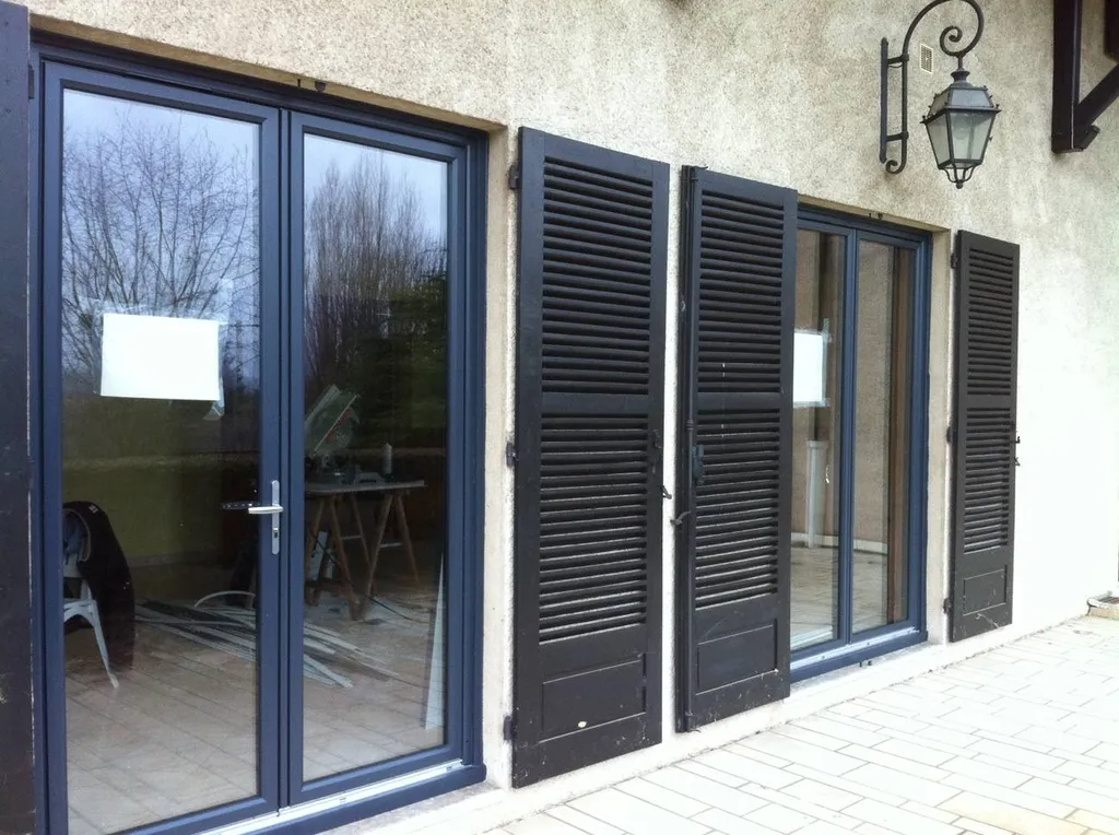Fenêtres gris anthracite en rénovation sur Belleville
